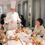 テーブルを巡回し、料理の説明をする山口浩さん＝２０２０年１０月６日、神戸市中央区山本通３、神戸北野ホテル