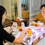 就職祝いに訪れた２人。「焼きたてのパンが最高」と笑顔を浮かべた＝２０２０年１０月６日、神戸市中央区山本通３、神戸北野ホテル