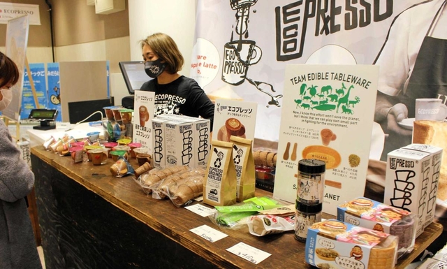 食べられる容器が並ぶ会場＝神戸市中央区三宮町１