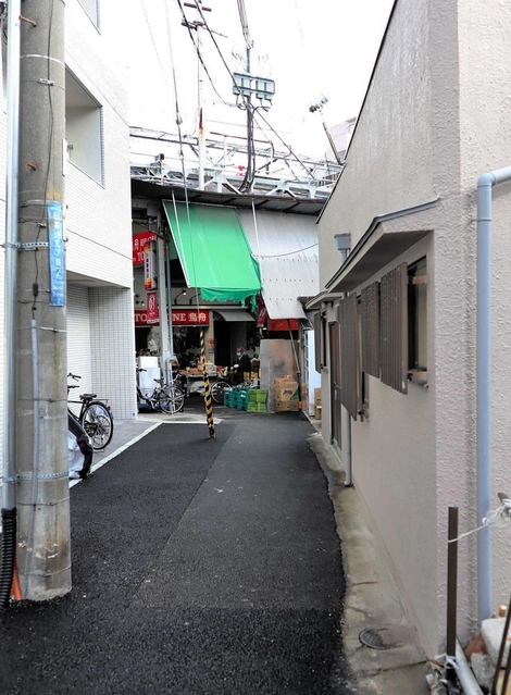 大安亭市場から斜めに延びる、阪神電車軌道跡の道路＝神戸市中央区日暮通５