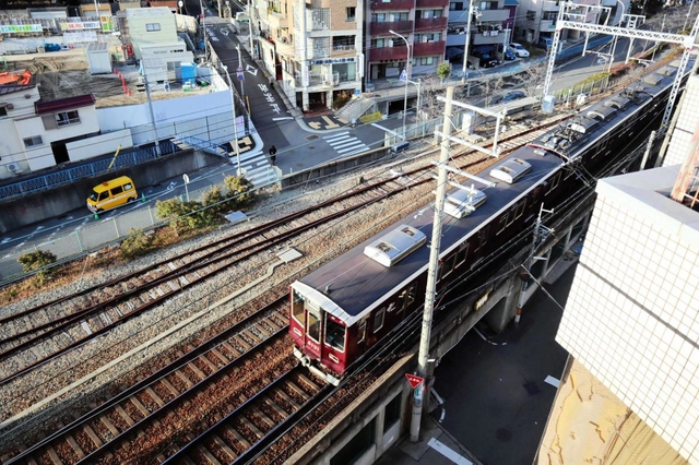 阪急王子公園駅近くに残る上筒井線の線路（奥）＝神戸市灘区水道筋６