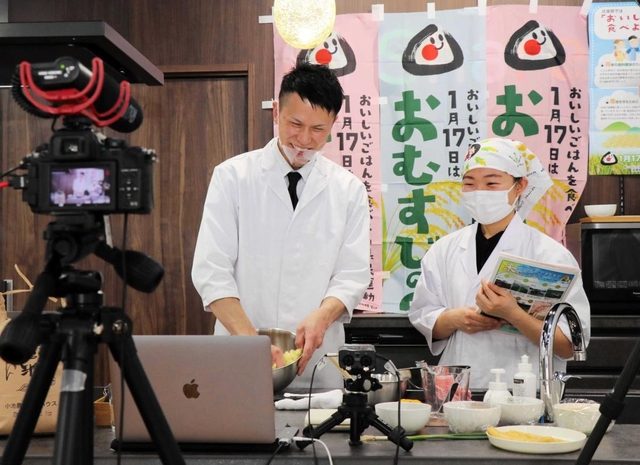 料理人の中江悠文さん（左）らが出演したオンライン和食料理教室＝神戸市北区北五葉１