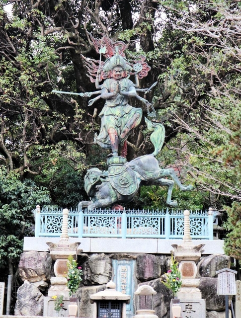 日本最大といわれる妙光院の馬頭観音＝神戸市中央区神仙寺通１
