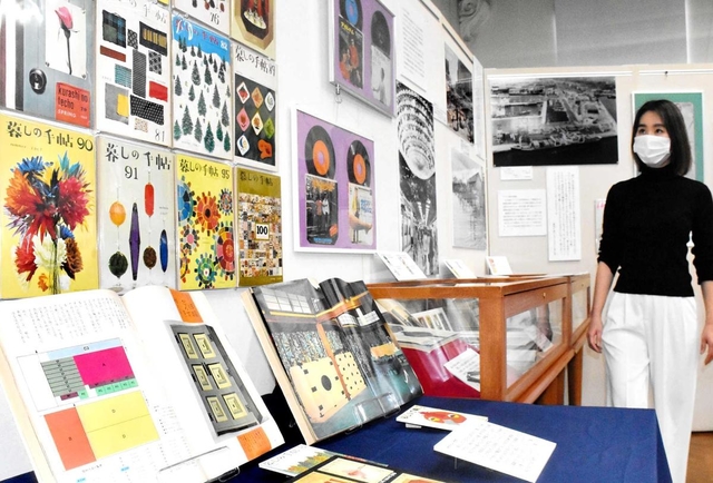 「暮しの手帖」など１９６０年代のさまざまな雑誌が並ぶ企画展＝神戸文学館