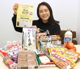 配達される食品の見本＝神戸市中央区八幡通４、ＢＥ　ＫＯＢＥミライプロジェクト事務局