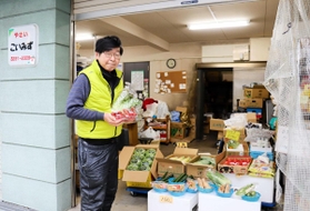 旧大安亭市場で１９２５年に創業した「恋水商店」の恋水賢弘さん＝神戸市中央区旭通３