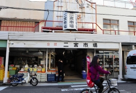 看板のかかる二宮市場入口＝神戸市中央区琴ノ緒町３