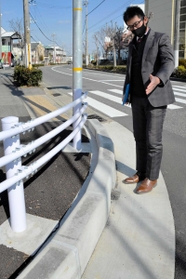 救助した男性の状況を説明する萩原朋洋さん＝神戸市西区竜が岡１