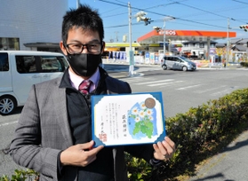 低血糖障害で車を運転していた男性を救助してのじぎく賞を受けた萩原朋洋さん＝神戸市西区竜が岡１