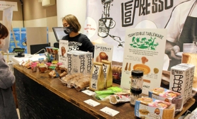 食べられる容器が並ぶ会場＝神戸市中央区三宮町１