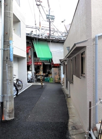 大安亭市場から斜めに延びる、阪神電車軌道跡の道路＝神戸市中央区日暮通５