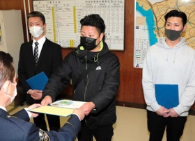 のじぎく賞を受け取る（左から）出口祥章さん、名東剛さん、下山晃平さん＝垂水署