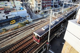 阪急王子公園駅近くに残る上筒井線の線路（奥）＝神戸市灘区水道筋６