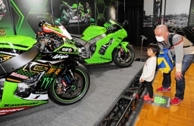 スーパーバイク世界選手権で優勝したモデルなどが並ぶ会場＝神戸海洋博物館