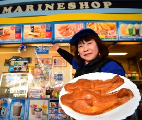 須磨海浜水族園で人気の「スマイルカ焼き」を手にする中山弥生さん＝神戸市須磨区若宮町１（撮影・秋山亮太）