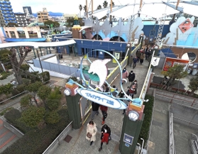 ２月末で閉鎖されるイルカライブ館など敷地東側＝神戸市須磨区若宮町１（撮影・秋山亮太）