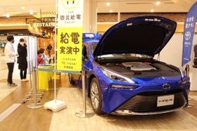 燃料電池自動車を見学する親子＝イオンモール神戸南