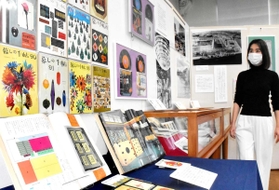 「暮しの手帖」など１９６０年代のさまざまな雑誌が並ぶ企画展＝神戸文学館