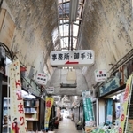 アーケードが独特な二宮市場＝神戸市中央区琴ノ緒町３