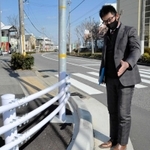 救助した男性の状況を説明する萩原朋洋さん＝神戸市西区竜が岡１