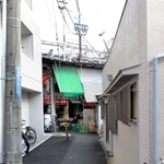 大安亭市場から斜めに延びる、阪神電車軌道跡の道路＝神戸市中央区日暮通５