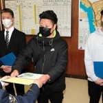 のじぎく賞を受け取る（左から）出口祥章さん、名東剛さん、下山晃平さん＝垂水署