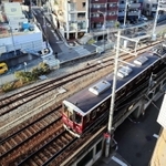 阪急王子公園駅近くに残る上筒井線の線路（奥）＝神戸市灘区水道筋６