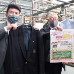 学生服などの無料クリーニングを始めた苑田社長（左）＝神戸市灘区味泥町、ホワイト急便摩耶工場店