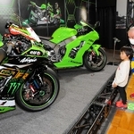 スーパーバイク世界選手権で優勝したモデルなどが並ぶ会場＝神戸海洋博物館