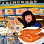 須磨海浜水族園で人気の「スマイルカ焼き」を手にする中山弥生さん＝神戸市須磨区若宮町１（撮影・秋山亮太）