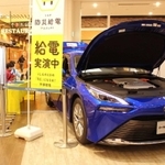 燃料電池自動車を見学する親子＝イオンモール神戸南