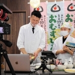 料理人の中江悠文さん（左）らが出演したオンライン和食料理教室＝神戸市北区北五葉１