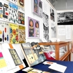 「暮しの手帖」など１９６０年代のさまざまな雑誌が並ぶ企画展＝神戸文学館