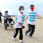 砂浜を駆け、文字をかたどる参加者＝神戸市須磨区須磨浦通１