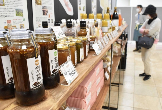 兵庫五国の特産品が並ぶ直売店＝神戸市西区糀台５