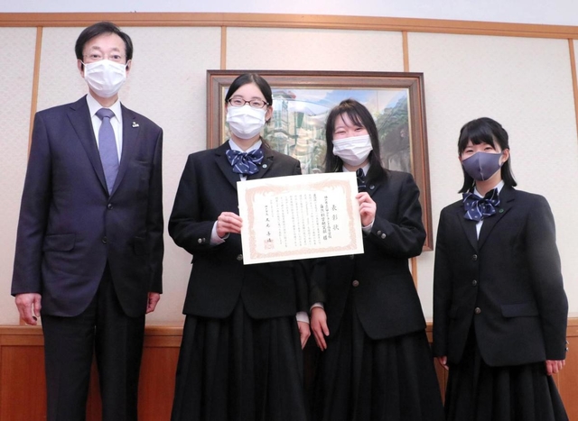 国内で未確認だった外来種のバッタを発見し、市長表彰を受けた（右から）伊達いずみさん、池田鈴姫さん、内田ひおりさん＝神戸市役所