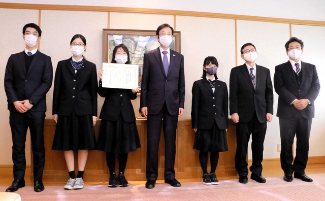 市長表彰を受けた（左から）釜谷尚史教諭、内田ひおりさん、池田鈴姫さん、伊達いずみさん（左から５人目）、岩本哲人教諭（同６人目）＝神戸市役所