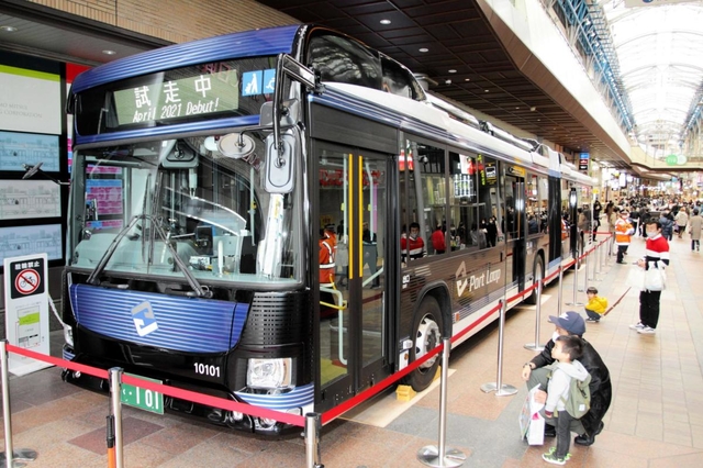 一般公開された連節バス「ポートループ」＝神戸市中央区三宮町１