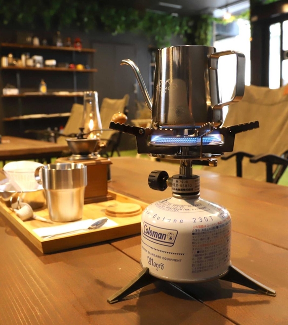 豆を自分でひき、キャンプ用のバーナーでいれるコーヒー＝神戸市灘区城内通４、「アウトドアスペース熾火（おきび）」