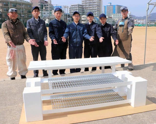 座面（奥）を取り外せばかまどとして使える「防災かまどベンチ」＝神戸市兵庫区和田宮通２、兵庫工業高校