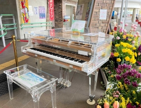ストリートピアノを彩る切り花や花壇苗＝神戸市中央区、中突堤中央ターミナル「かもめりあ」（神戸市提供）