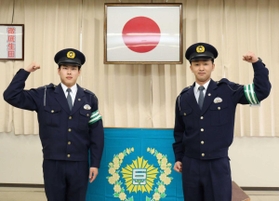 盗難バイクを取り戻す活躍をした大西巡査部長（右）と水野巡査＝神戸市中央区中山手通２、生田警察署