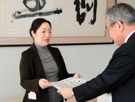 神戸新聞社の高梨柳太郎社長（左）から表彰状を受け取る「多文化共生センターひょうご」代表の北村広美さん＝神戸市中央区東川崎町１