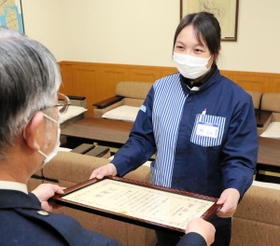署長感謝状を受け取る石田富紀子さん＝東灘署