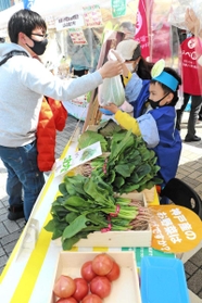 野菜の販売を体験する子ども（右）と、買い求める来場者＝神戸市長田区若松町６