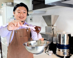 チョコレート工房の開設を目指す、長野亘孝さん＝神戸市灘区