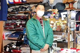 祖父から聞いたモトコーの歴史を語る、輸入洋服店「ミスターボンド」の店主岡幸雄さん＝神戸市中央区元町高架通