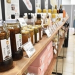 兵庫五国の特産品が並ぶ直売店＝神戸市西区糀台５