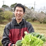 おしベジタブルで届ける野菜セットを手にする山崎高志さん＝神戸市西区
