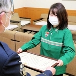 署長感謝状を受け取るセブン－イレブン阪神御影駅東店の田嶋由紀さん＝東灘署